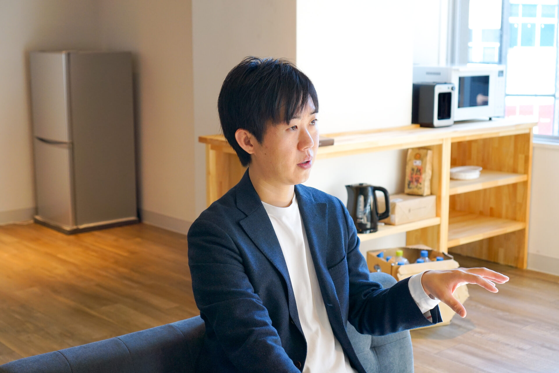 インタビューで自身の経歴を話す前田晃介